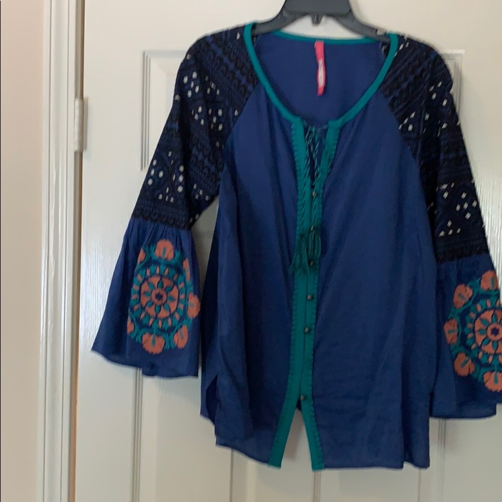 A TRACY REESE blouse with beautiful embroidery.